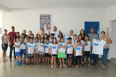 Imagem da notícia Prefeito Weliton Guimarães entrega uniformes no Centro de Atendimento da Criança e do Adolescente de Alcinópolis